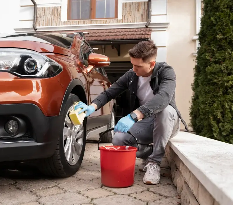Lavage auto à domicile Péronnas : professionnel intervenant sur un véhicule